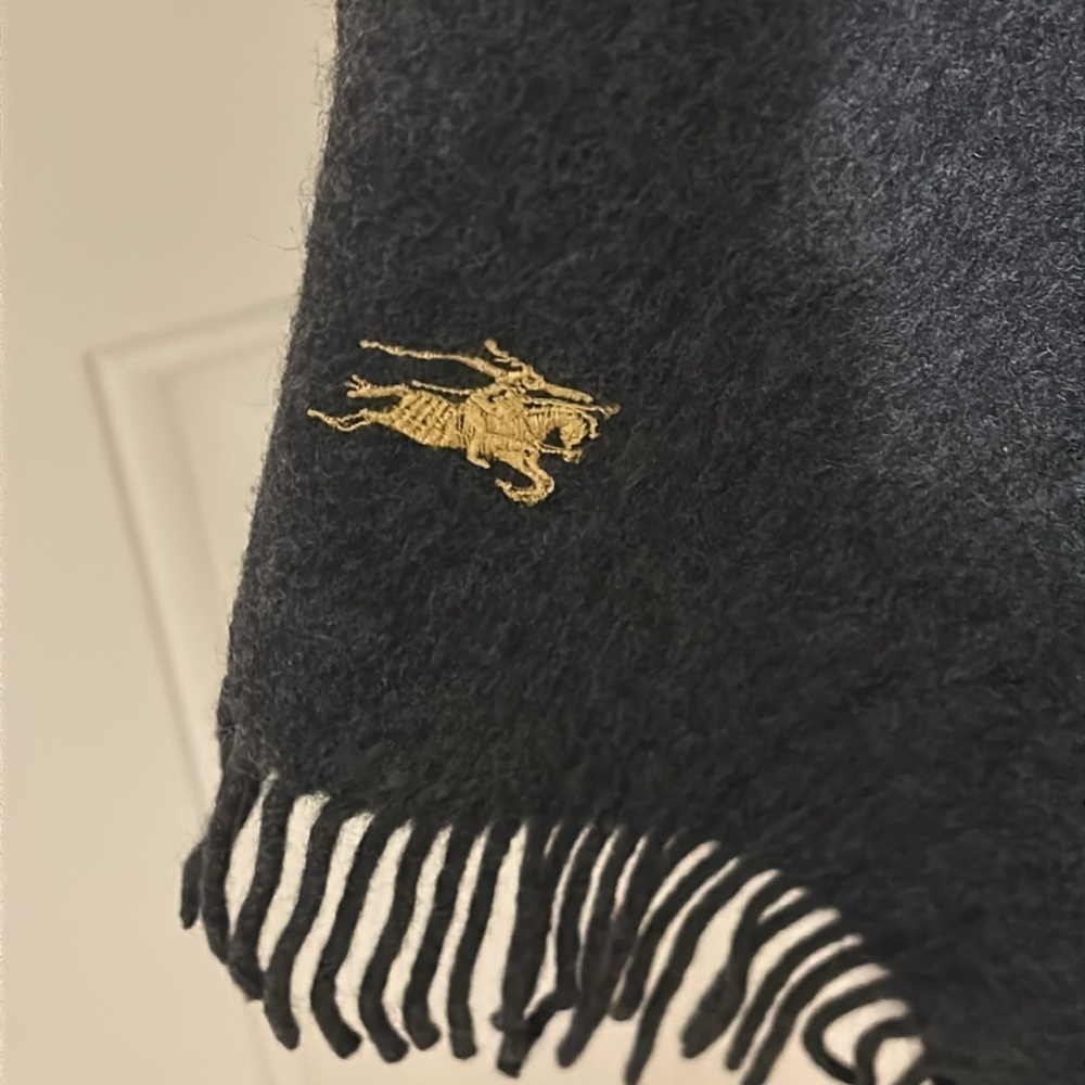 Burberry’s cashmere gray scarf with haymarket embroidered logo. - Picture 2 of 4